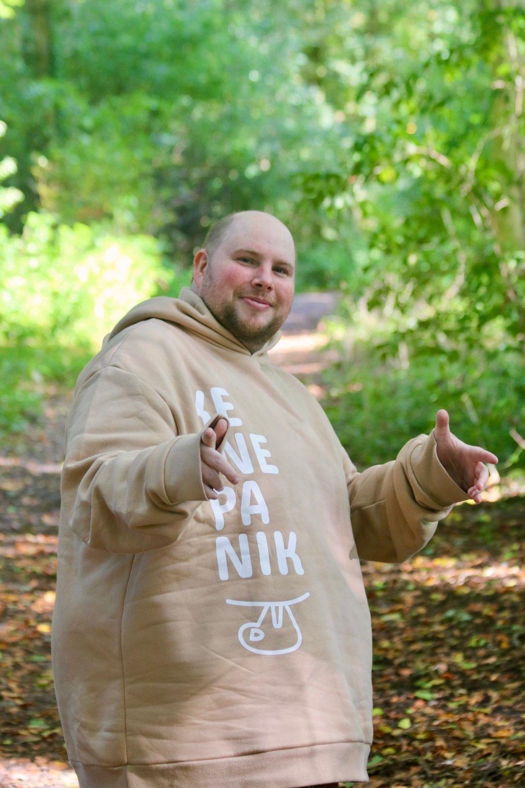SOLLSO. Hoodie „No Panic Sloth“, Farbe Desert Beige, Größe 6XL SOLLSO. Hoodie „No Panic Sloth“, Farbe Desert Beige, Größe 6XL
